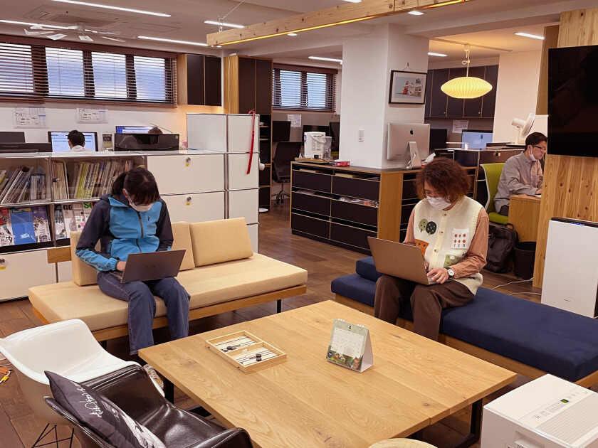 RCTジャパン　サイネージ運用の制服2