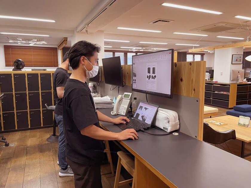 RCTジャパン　サイネージ運用の制服1