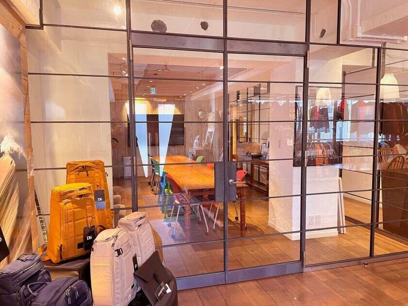 RCTジャパン　サイネージ運用の制服4