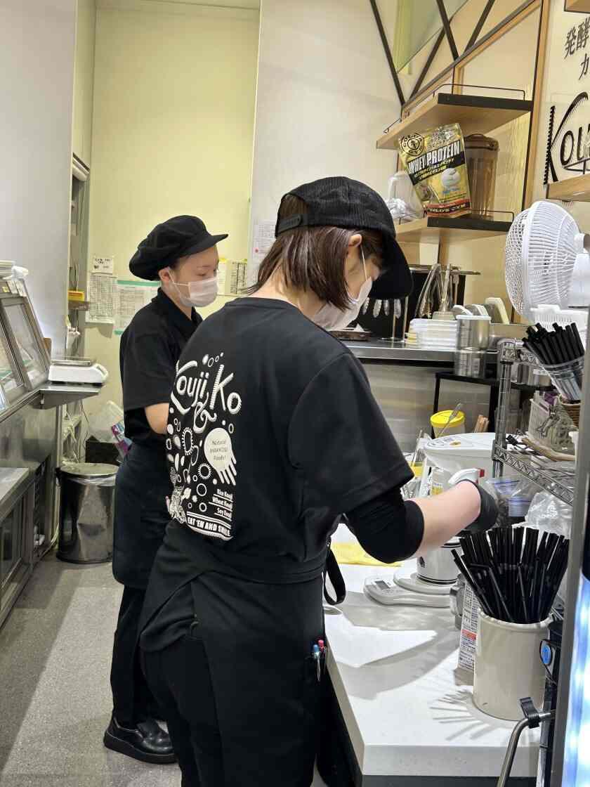 発酵デリカテッセン カフェテリアKouji&ko　新宿高島屋店の制服4