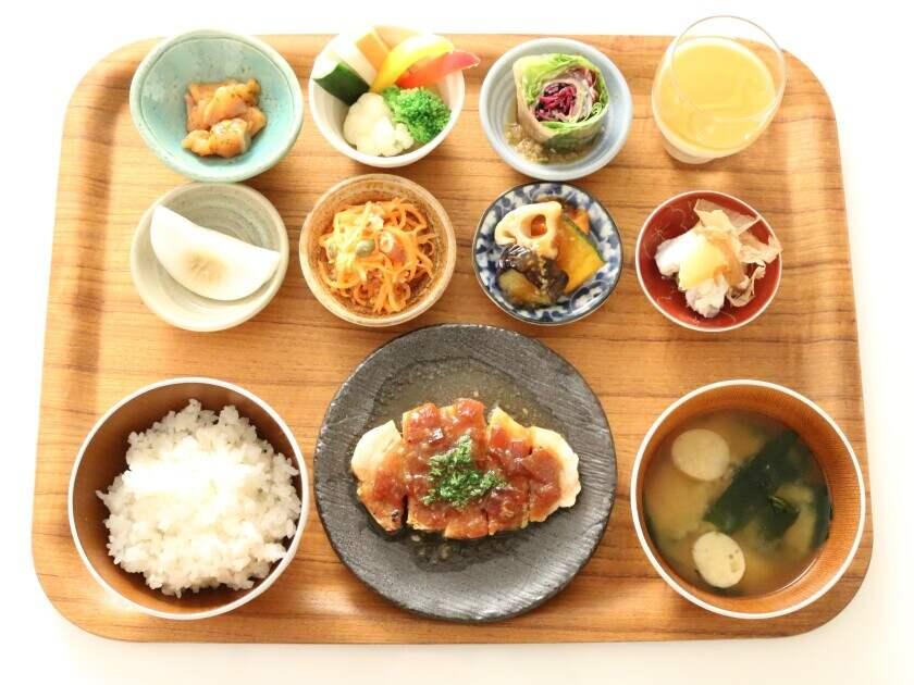 発酵デリカテッセン カフェテリアKouji&ko　新宿高島屋店の制服2