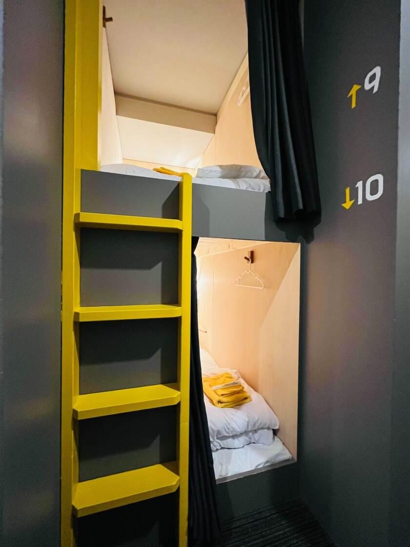 ロードス神楽坂ホテルの制服3