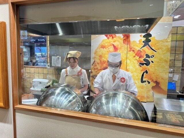 天ぷらおそうざい 左膳アミュプラザ店の制服3