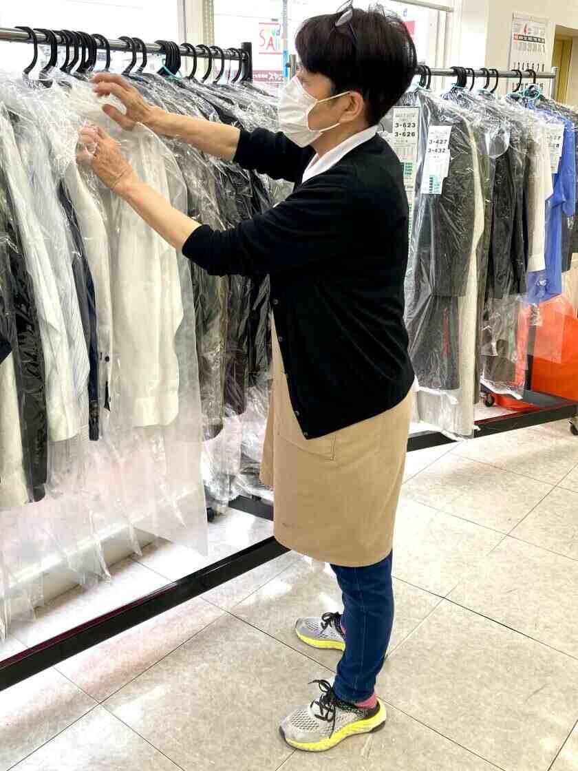 久宝寺駅から徒歩3分　クリーニングのキャロット久宝寺店の制服1