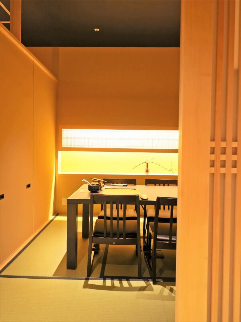 京都つゆしゃぶ　ちりり　CHIRIRIの制服7