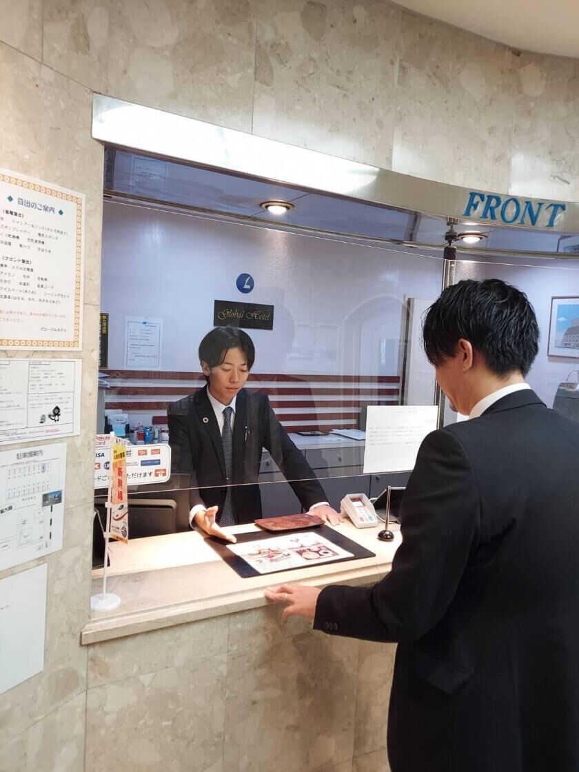 グローバルホテルの制服1