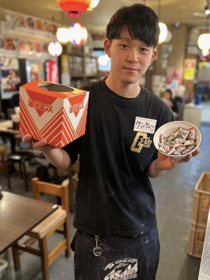 昭和ゴールデン 大阪駅第4ビル店の制服3