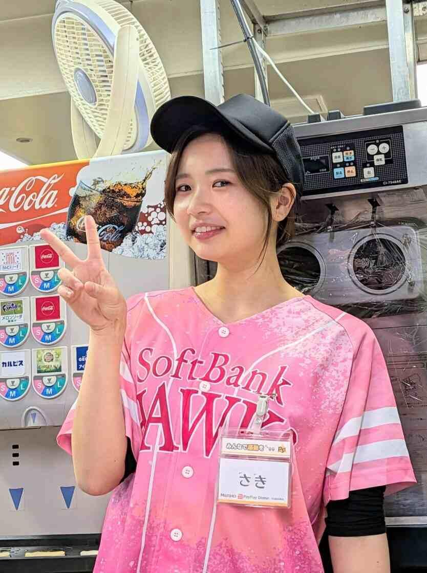 ホークスカフェの制服1