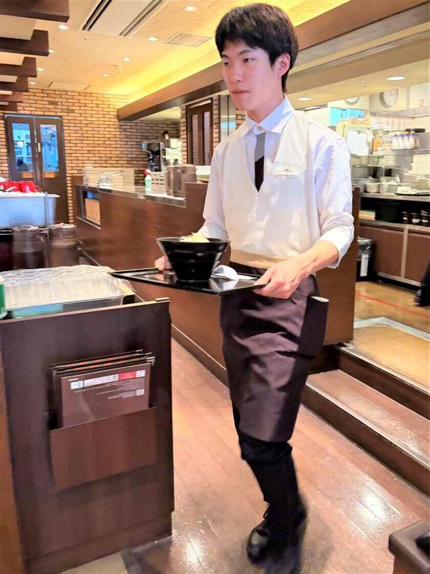 ロイヤルホスト大分空港店の制服2