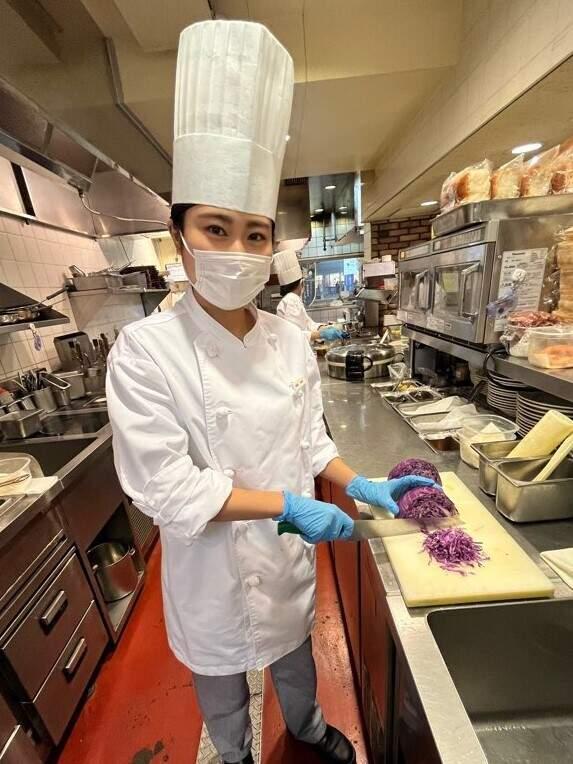 ロイヤルホスト大分空港店の制服3