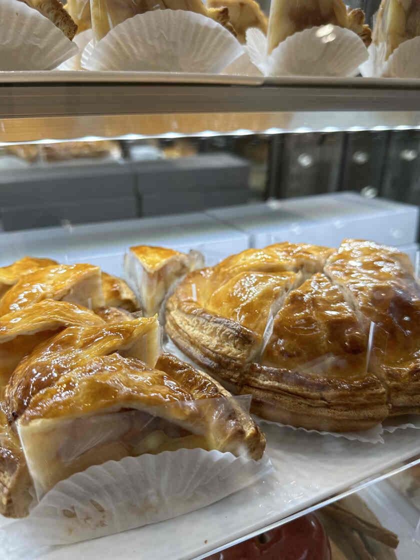 ロイヤルスイーツ福岡空港店の制服3