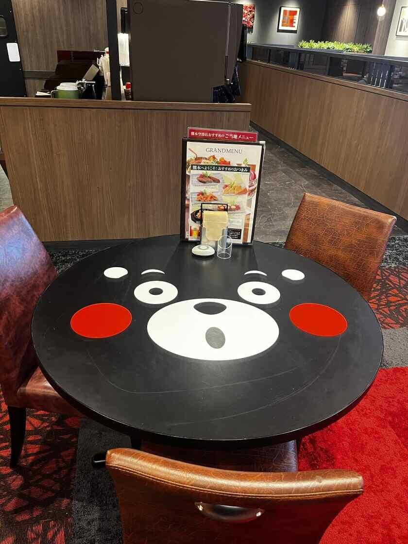 ロイヤルホスト熊本空港店の制服1