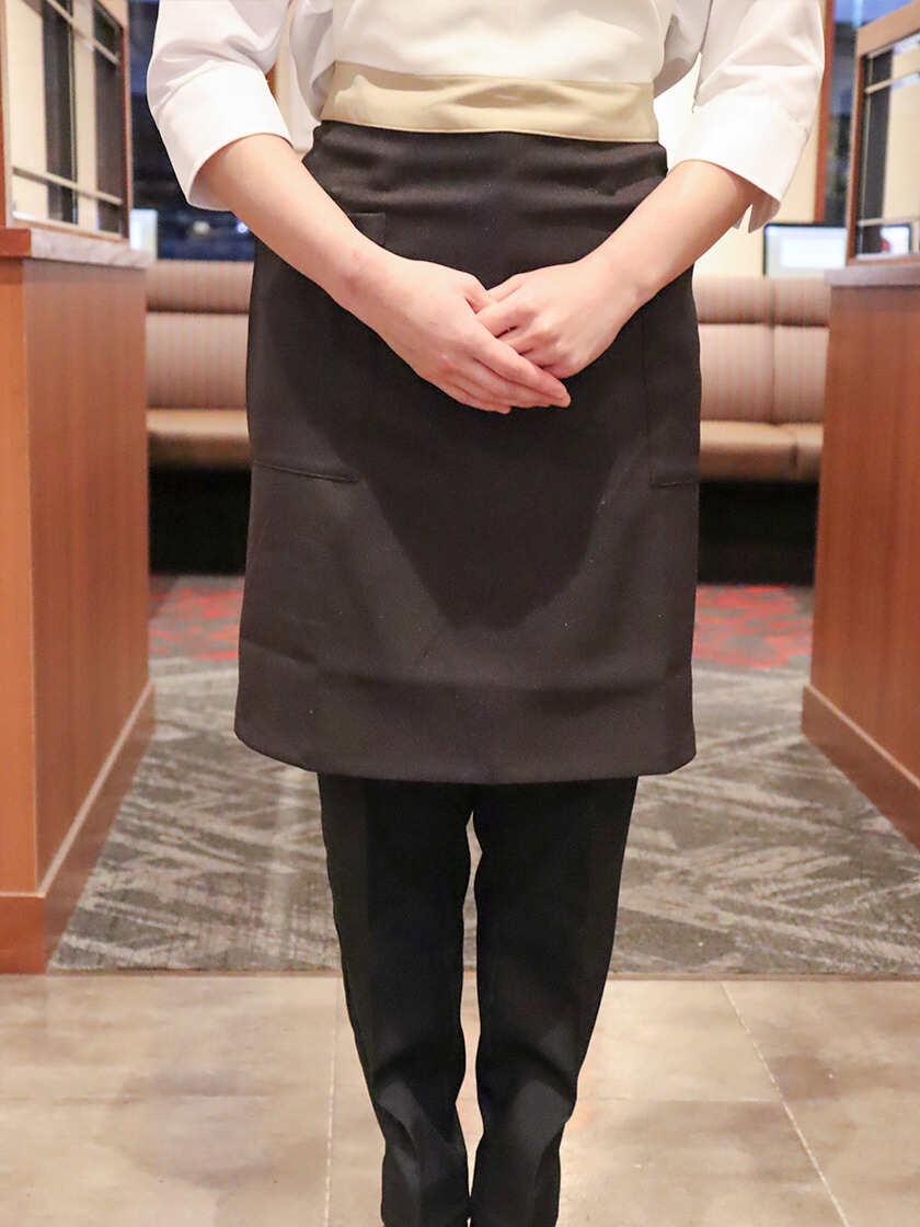 ロイヤルホスト 中部国際空港店の制服2