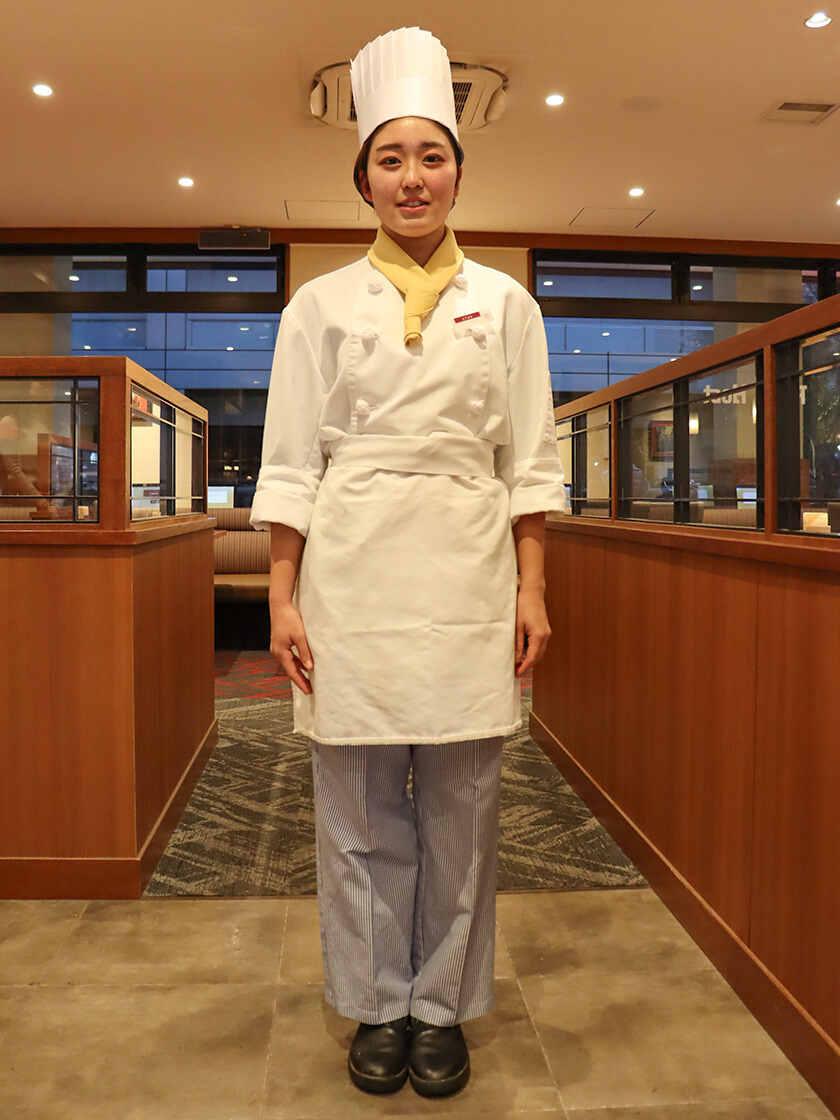 ロイヤルホスト 中部国際空港店の制服4