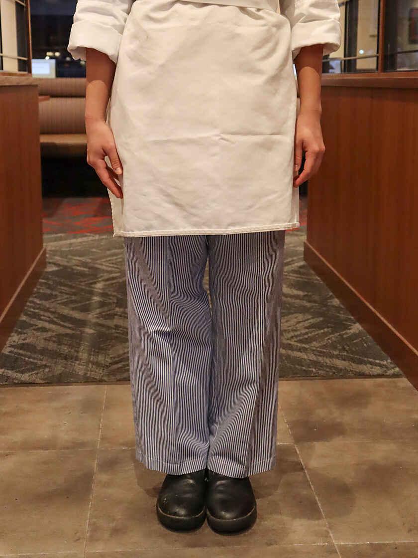 ロイヤルホスト 中部国際空港店の制服5