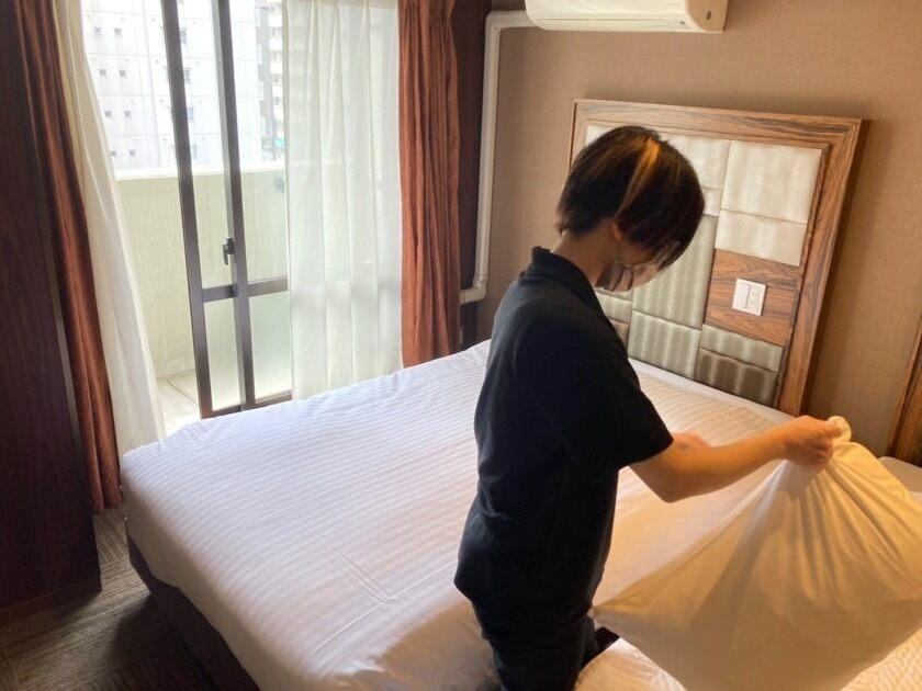 ホテルリリーフなんば大国町(HOTEL RELIEF Namba Daikokuchou)の制服1