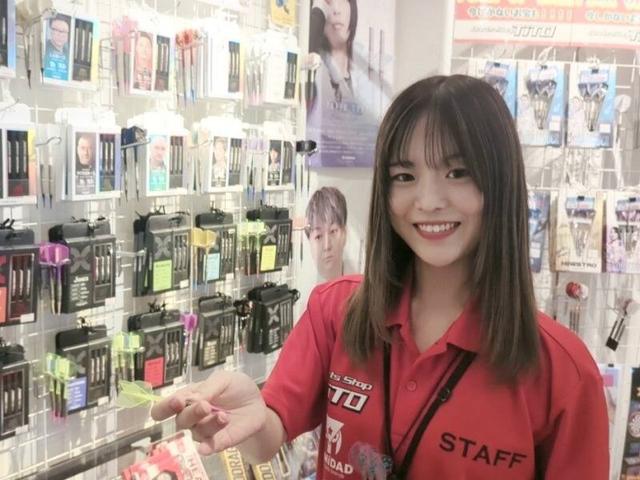 ＼社員候補大歓迎／ダーツ知識ゼロでも◎髪色自由！ネイルok(サービス、大阪市北区)のイメージ画像