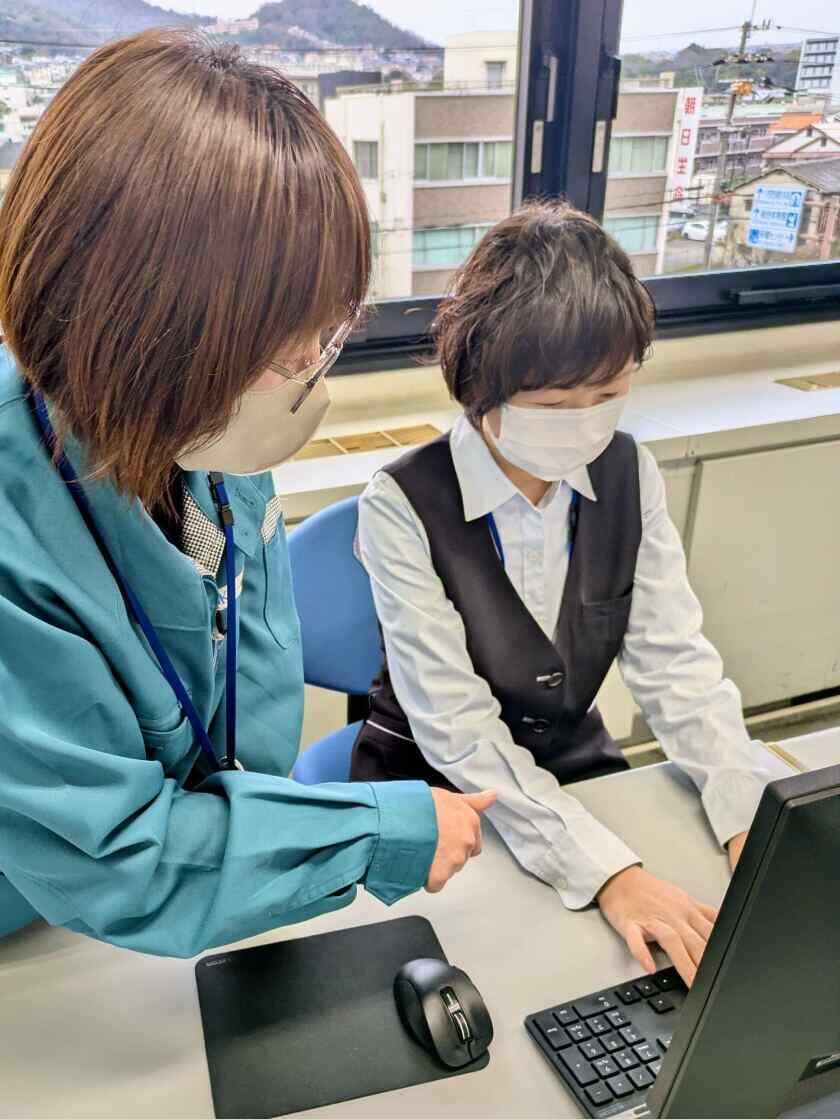 川西市役所内　川西市上下水道局お客さまセンター（第一環境(株)）の制服1