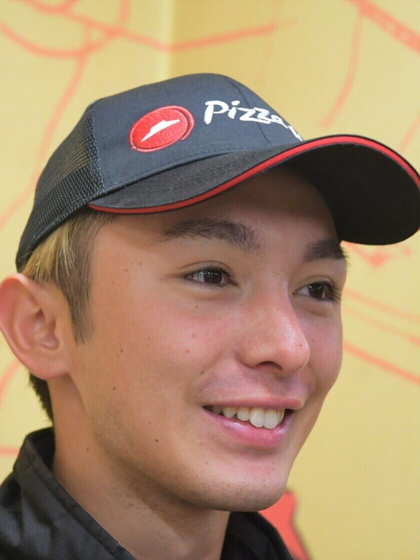 ピザハット 深川店の制服2