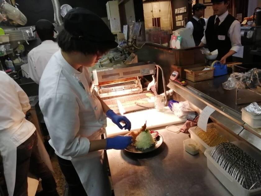 かつ辰 交野店の制服3