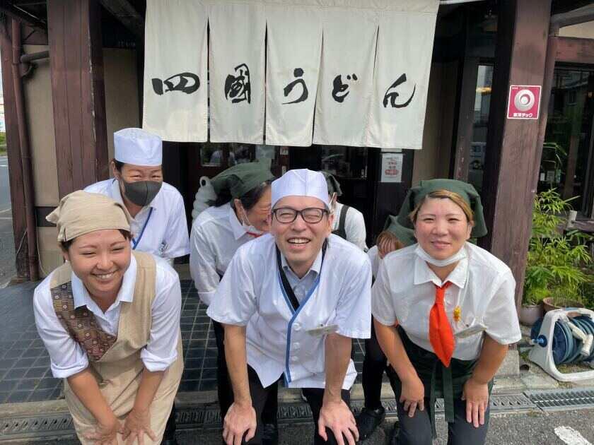 四國うどん 河北本店の制服3