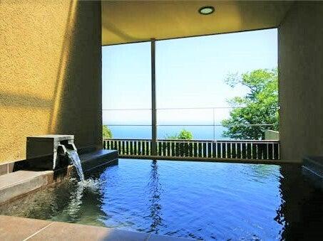 源泉と離れのお宿-月の制服2