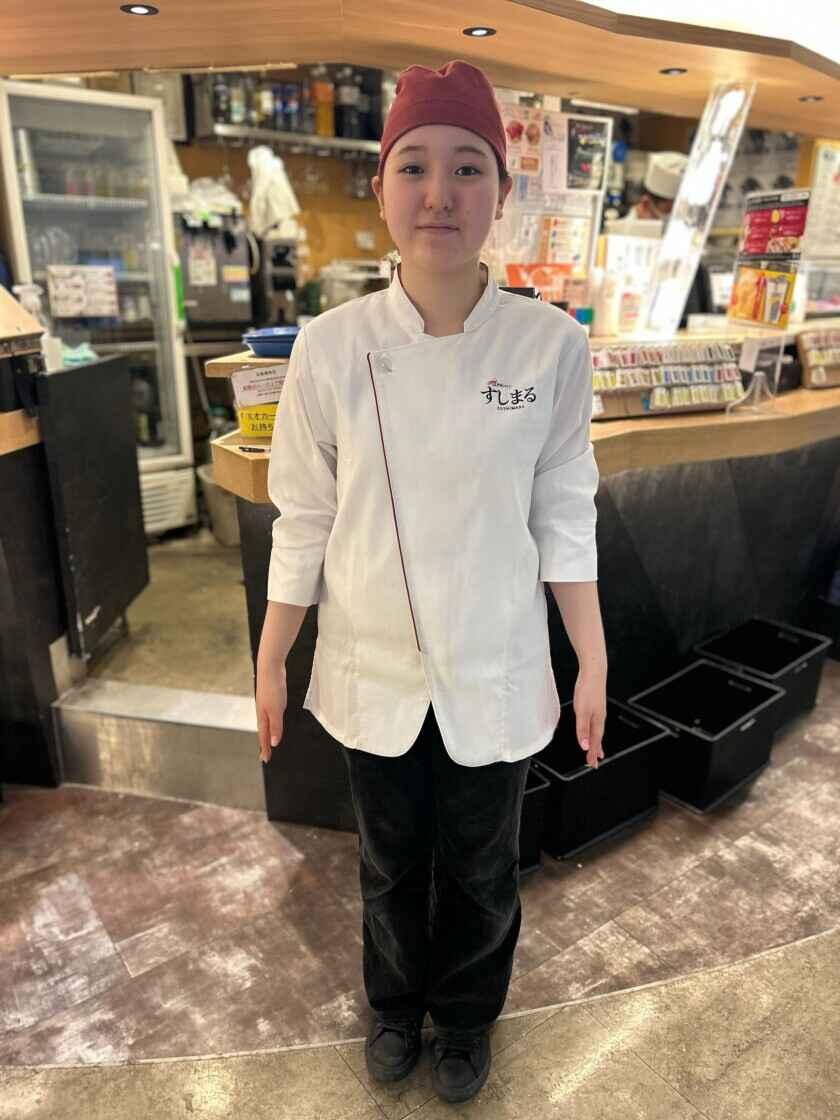 牡蠣とワインPREMIUM すしまる ミント神戸店の制服2