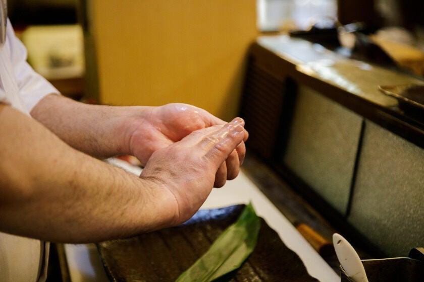 牡蠣とワイン立喰い すしまる 天王寺MIO店の制服2