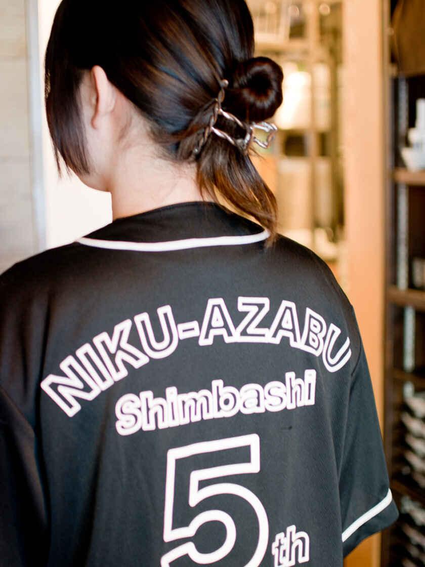 NIKUAZABU 新橋店の制服4