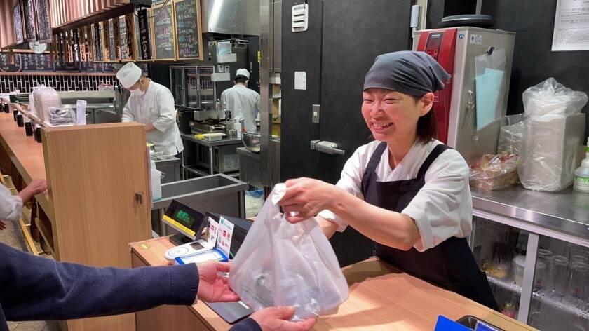 立食い寿司 根室花まる 東京ミッドタウン八重洲店の制服1