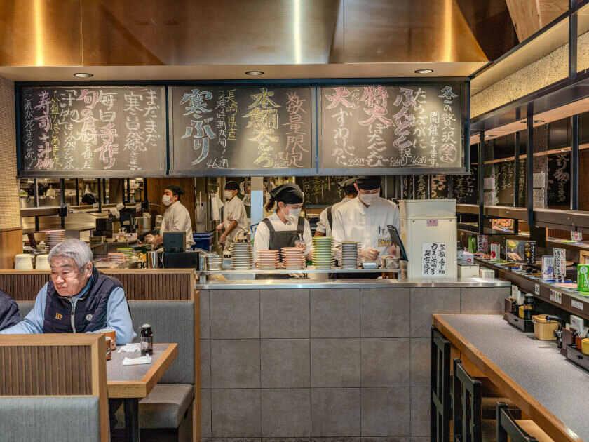 回転寿司 根室花まる 南25条店の制服1