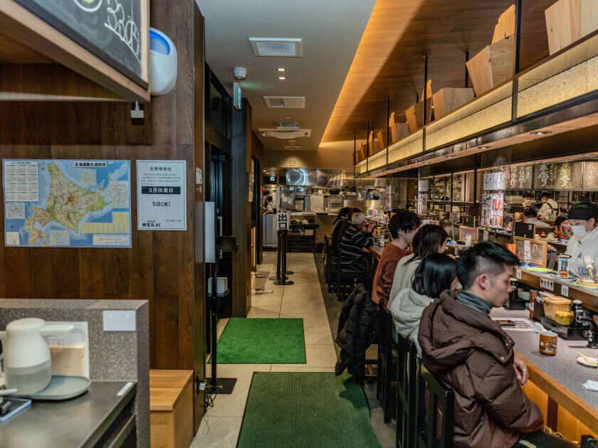 回転寿司 根室花まる 南25条店の制服1