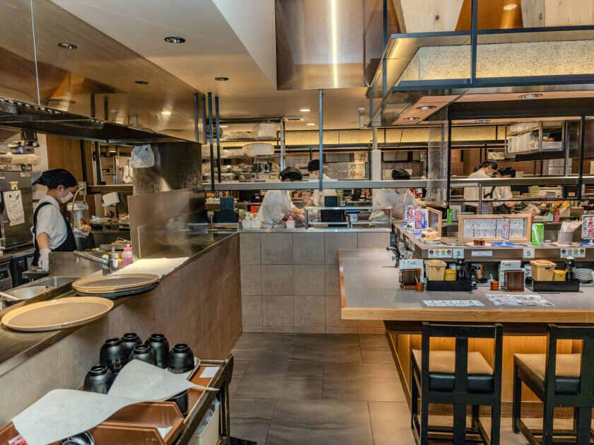 回転寿司 根室花まる 南25条店の制服3