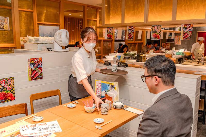 町のすし家 四季花まる 時計台店の制服1
