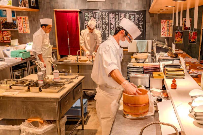 町のすし家 四季花まる 時計台店の制服2