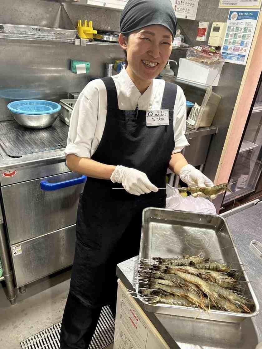 立食い寿司 根室花まる FOOD＆TIME ISETAN YOKOHAMA店の制服1