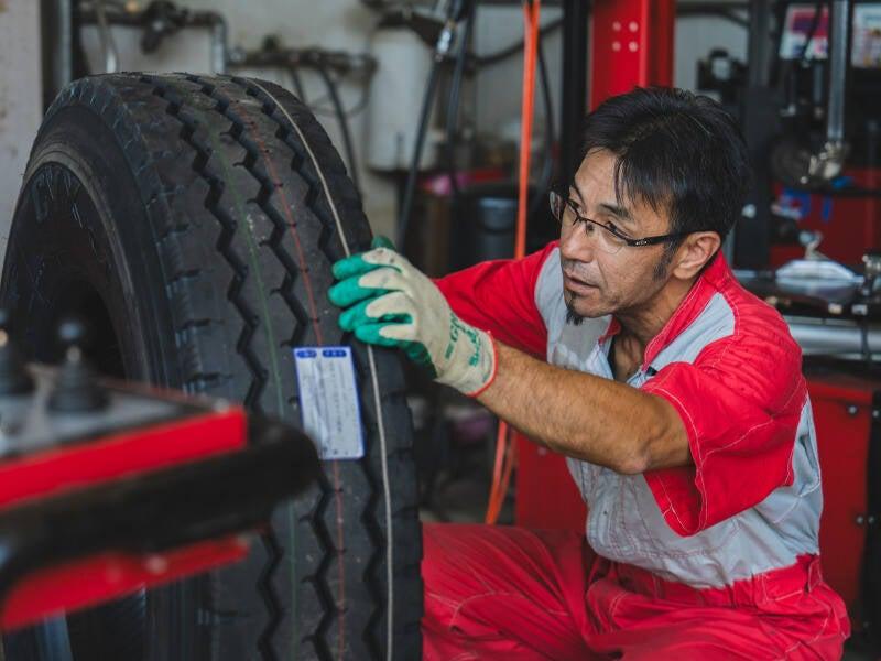 トラックセンター安全タイヤの仕事画像2