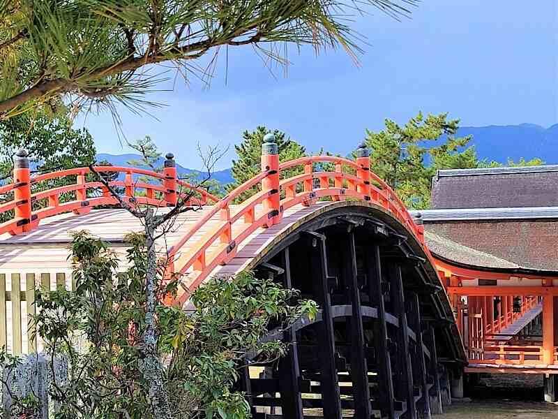 株式会社BRAVELYの制服3