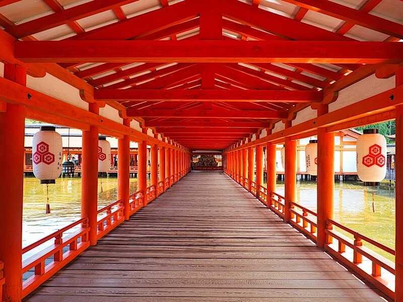 株式会社BRAVELYの制服2