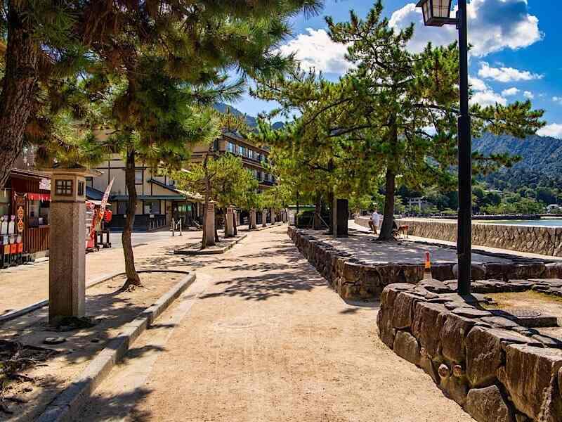 株式会社BRAVELYの制服5