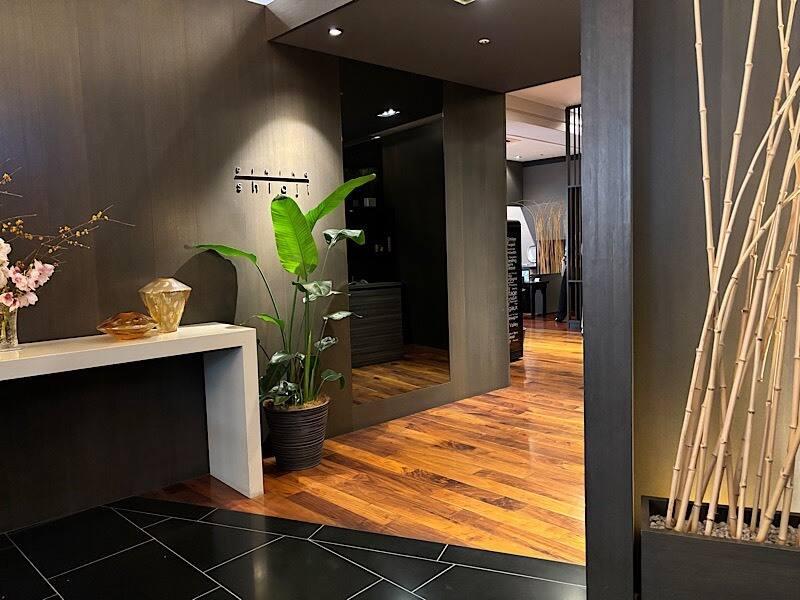 株式会社BRAVELYの制服3