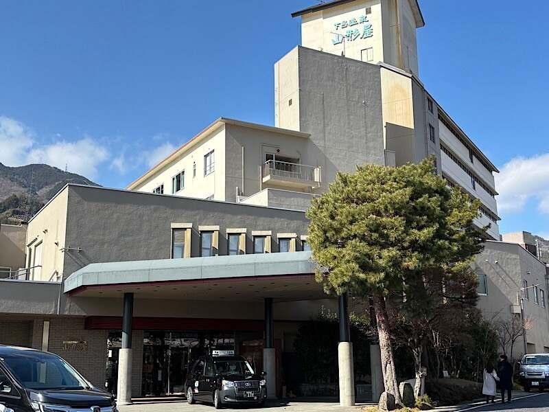 株式会社BRAVELYの制服1