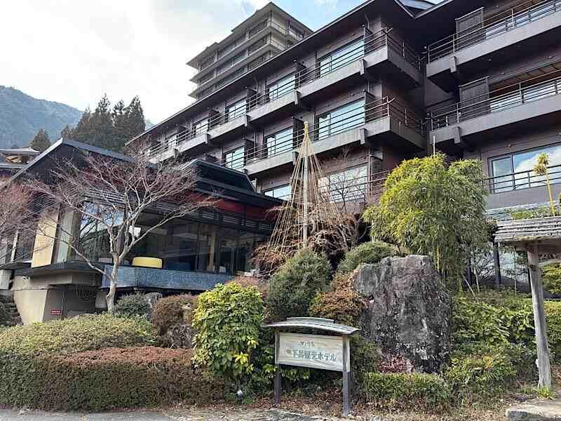 株式会社BRAVELYの制服1