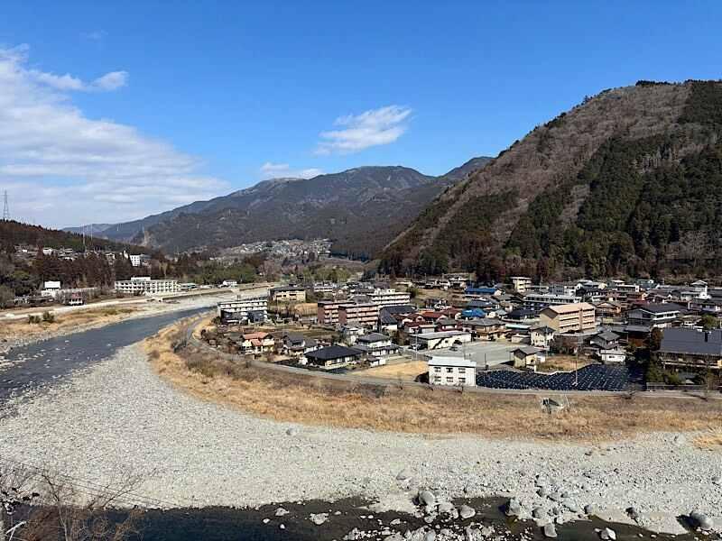 株式会社BRAVELYの制服8