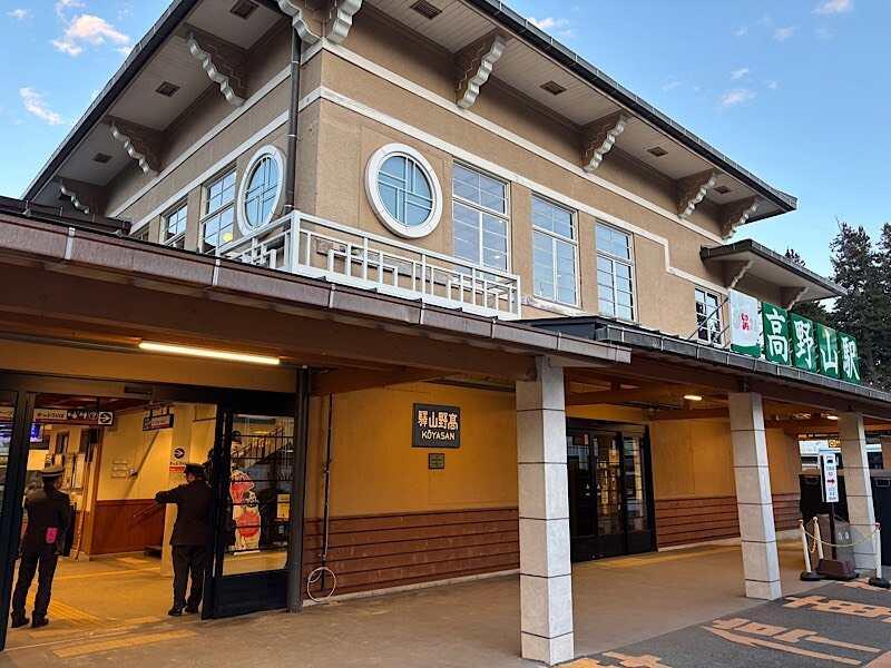 株式会社BRAVELYの制服1