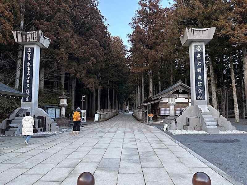 株式会社BRAVELYの制服5