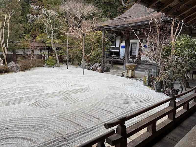 株式会社BRAVELYの制服9