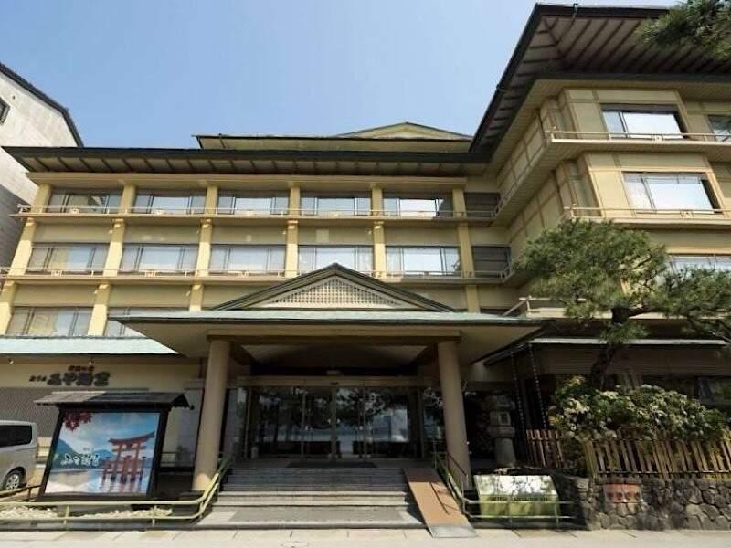 株式会社BRAVELYの制服1
