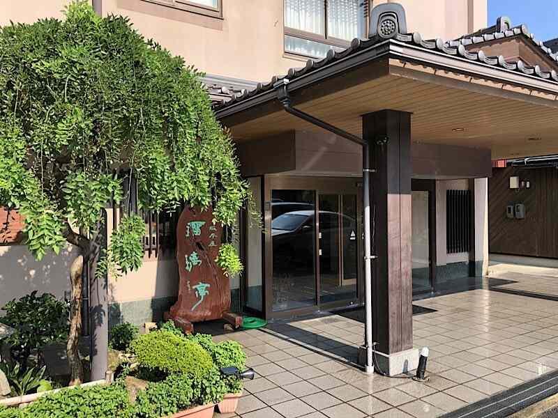 株式会社BRAVELYの制服9