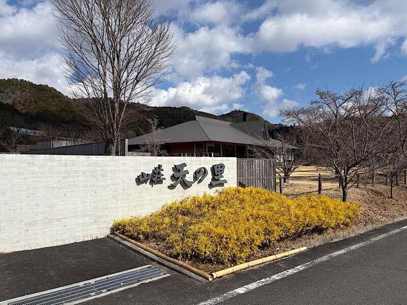 株式会社BRAVELYの制服9